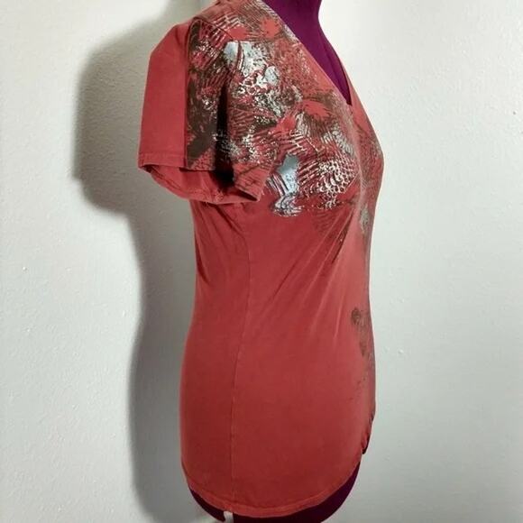 Calvin Klein Jeans Red V-neck T-shirt Large silver & black feather pattern tee - Picture 3 of 12